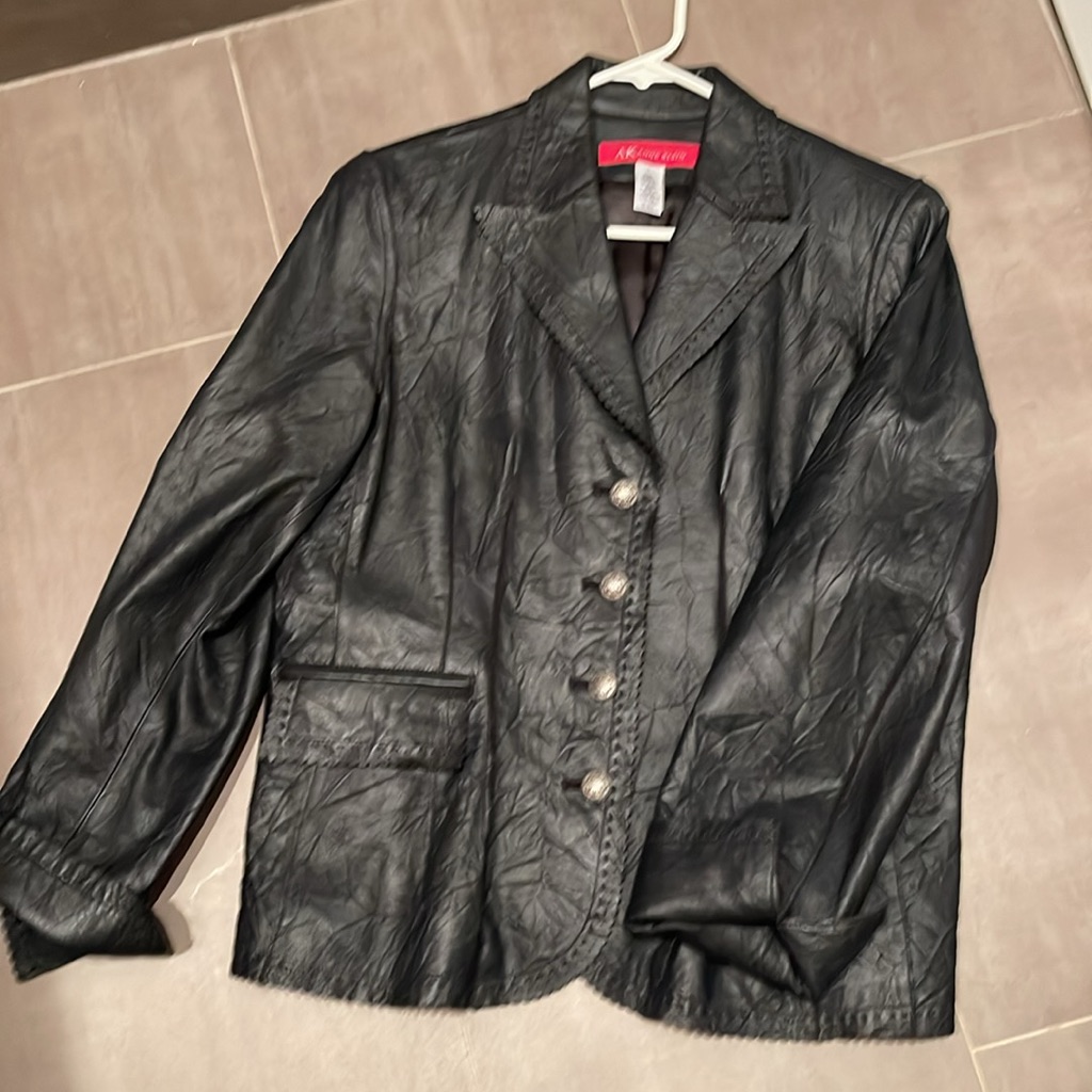 Crinkled Fitted Light Leather Jacket With Lining.
